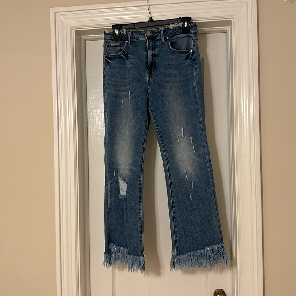 Adorable denim jeans, size 28, shred bottom